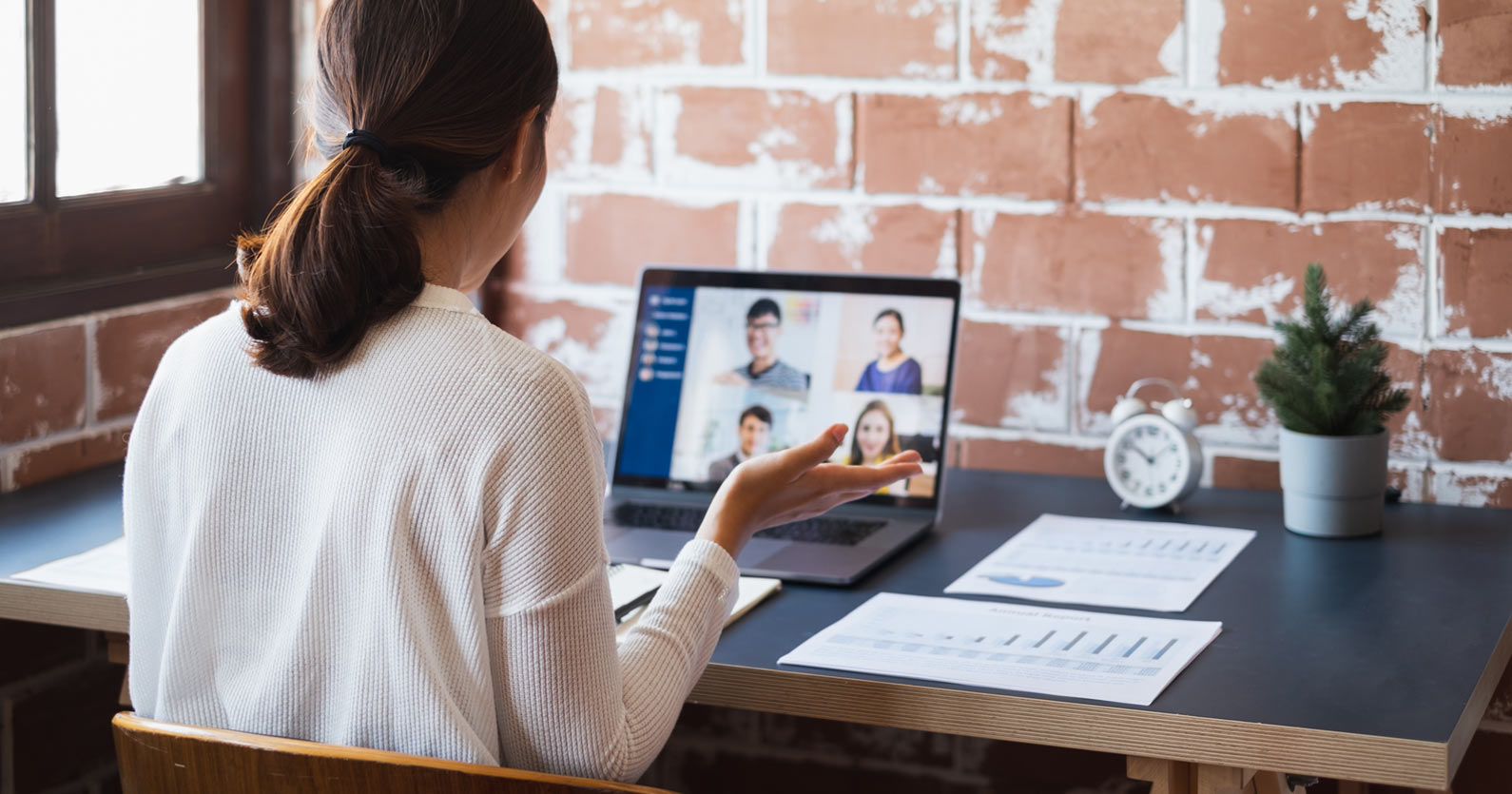 How to manage a virtual team photo, woman on a video call